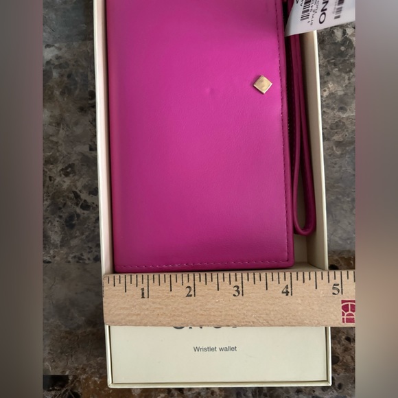 On 34th Wristlet Wallet Fuchsia Purple Snap Closure Multiple Compartments New - Picture 5 of 5
